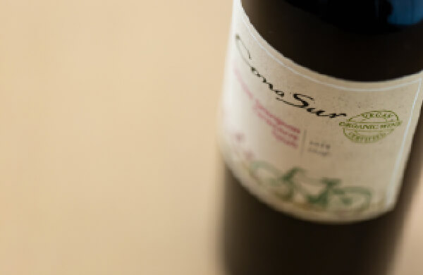 お気に入りのワインと愛するサガン鳥栖グッズと、「私を突き動かす思い出の品」