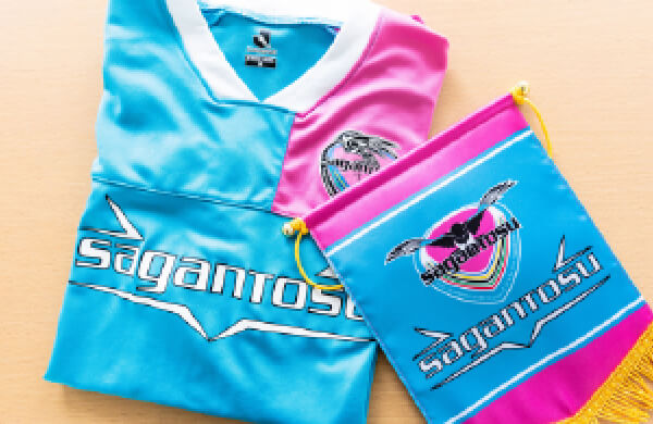 お気に入りのワインと愛するサガン鳥栖グッズと、「私を突き動かす思い出の品」